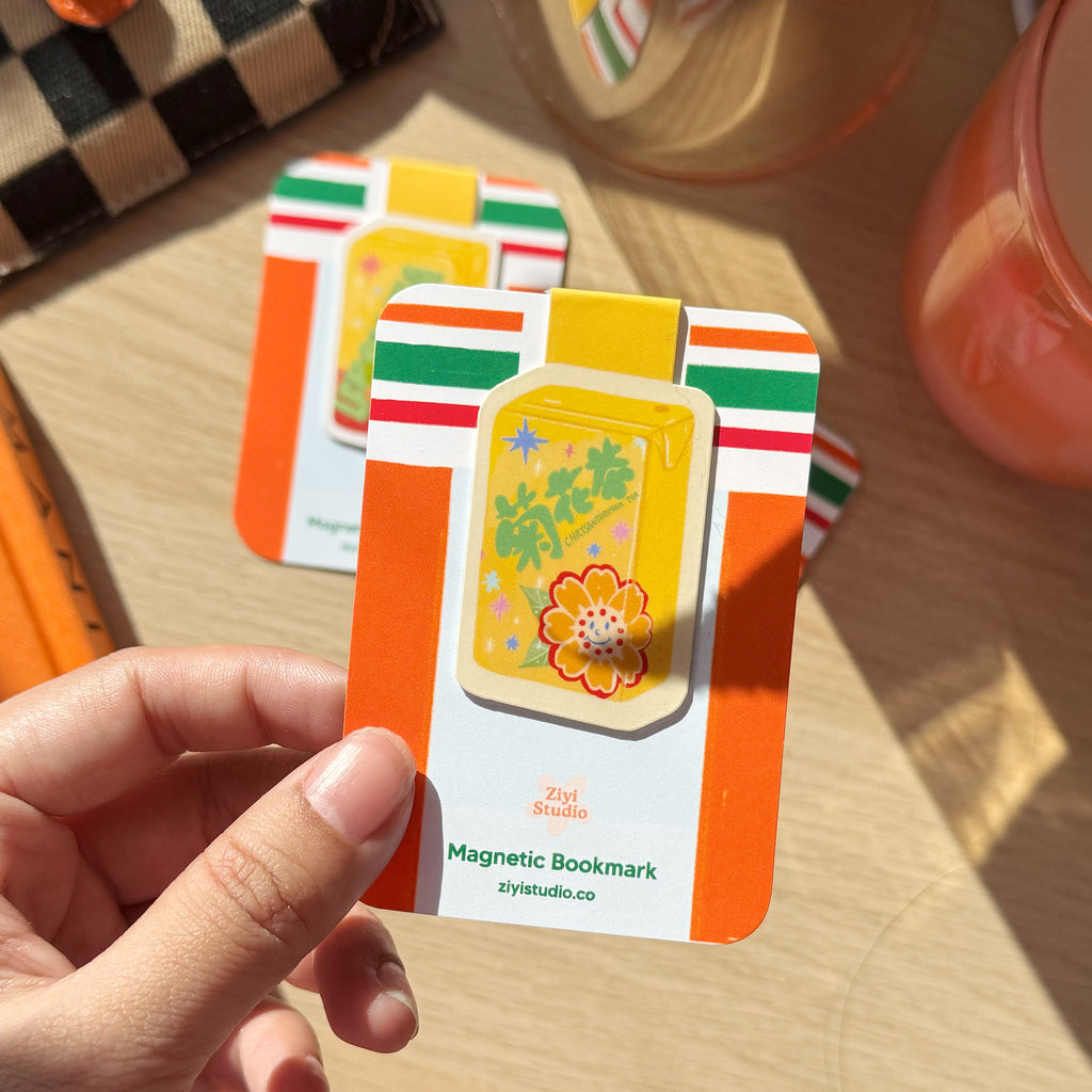 Magnetic bookmark inspired by Hong Kong’s classic chrysanthemum tea box drink. Hand-illustrated design with warm golden tones, perfect for book lovers and stationery collectors.