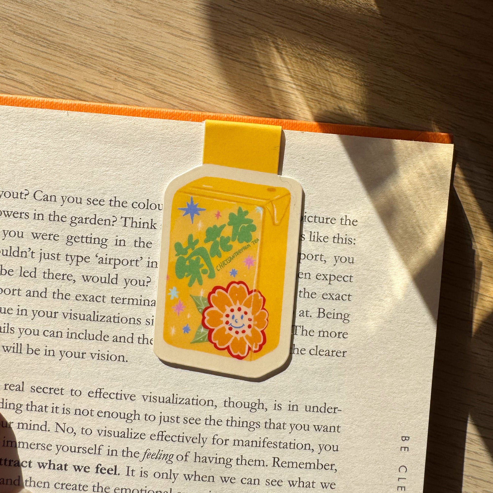 Magnetic bookmark inspired by Hong Kong’s classic chrysanthemum tea box drink. Hand-illustrated design with warm golden tones, perfect for book lovers and stationery collectors.