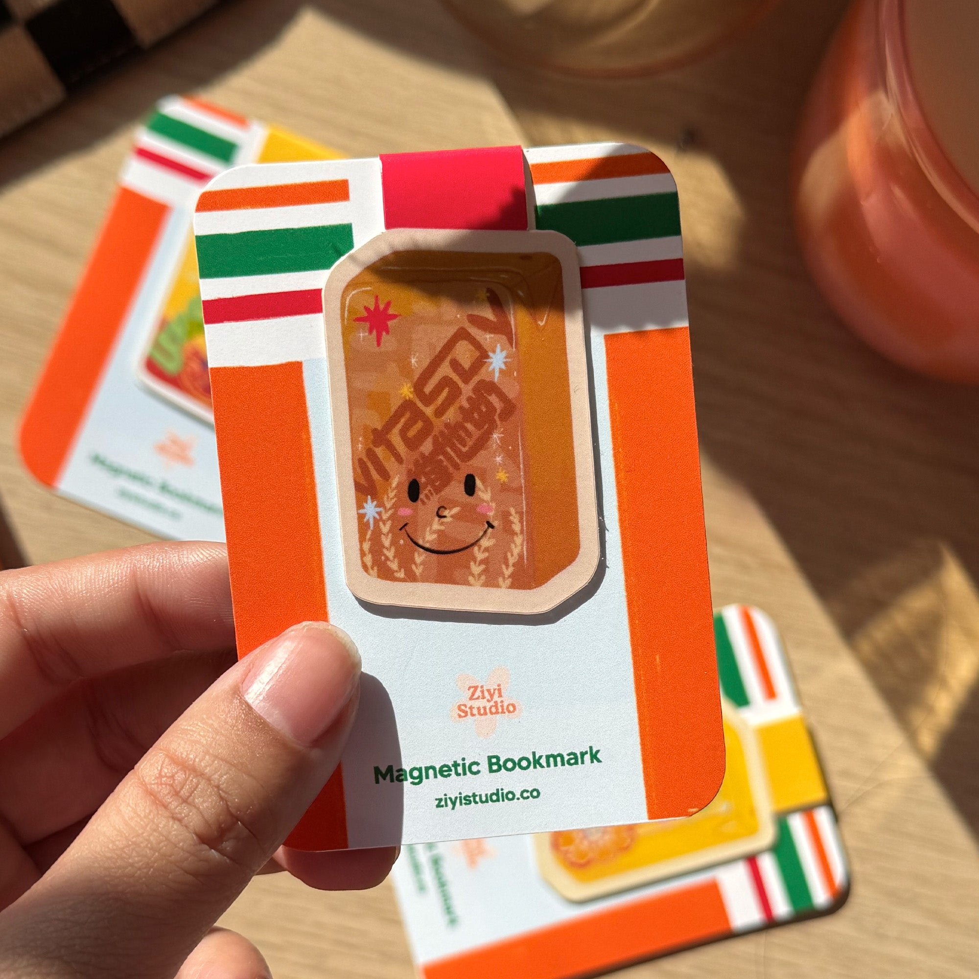 Magnetic bookmark inspired by Hong Kong’s classic malted soybean drink box. Hand-illustrated design with warm nostalgic tones, perfect for book lovers and stationery collectors.