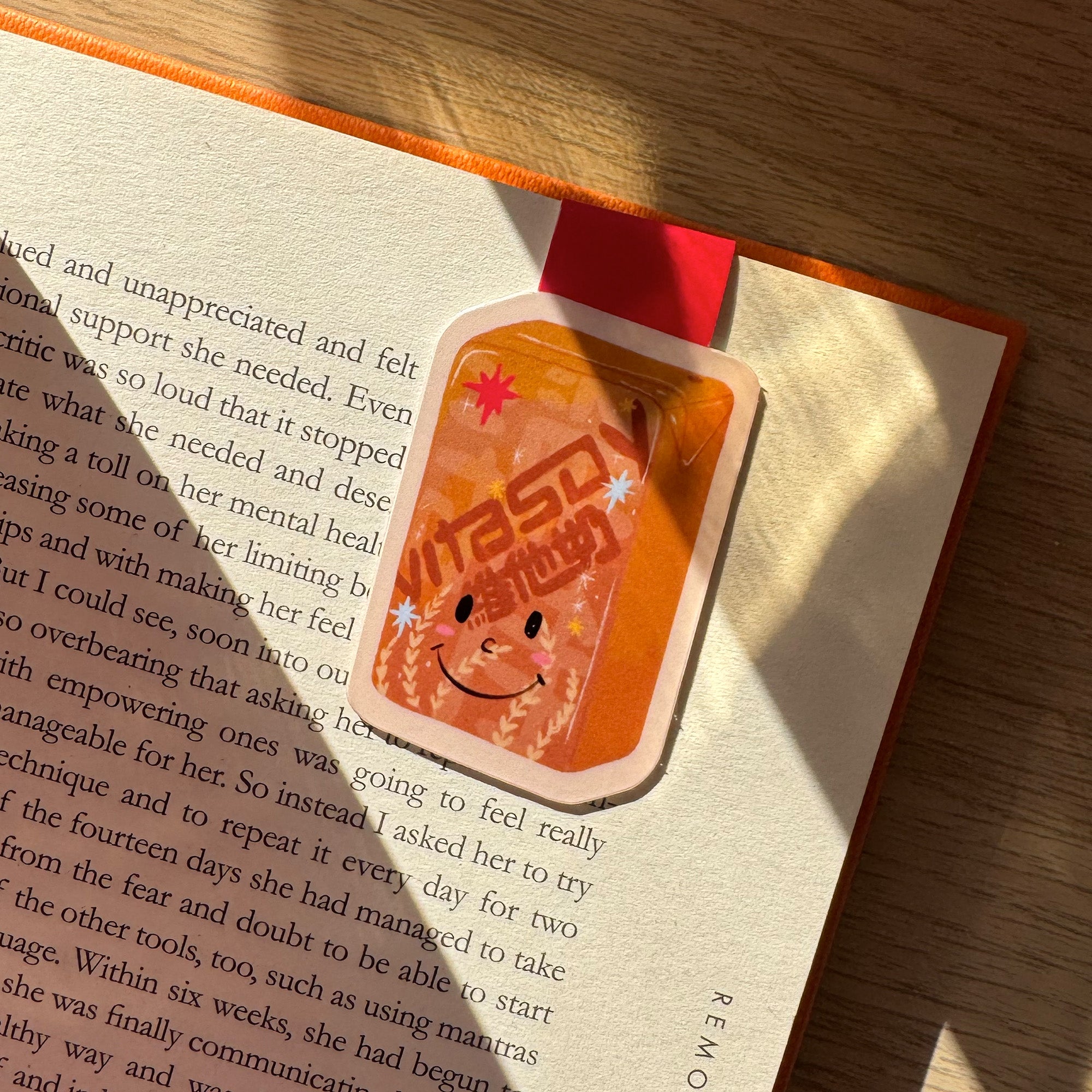Magnetic bookmark inspired by Hong Kong’s classic malted soybean drink box. Hand-illustrated design with warm nostalgic tones, perfect for book lovers and stationery collectors.