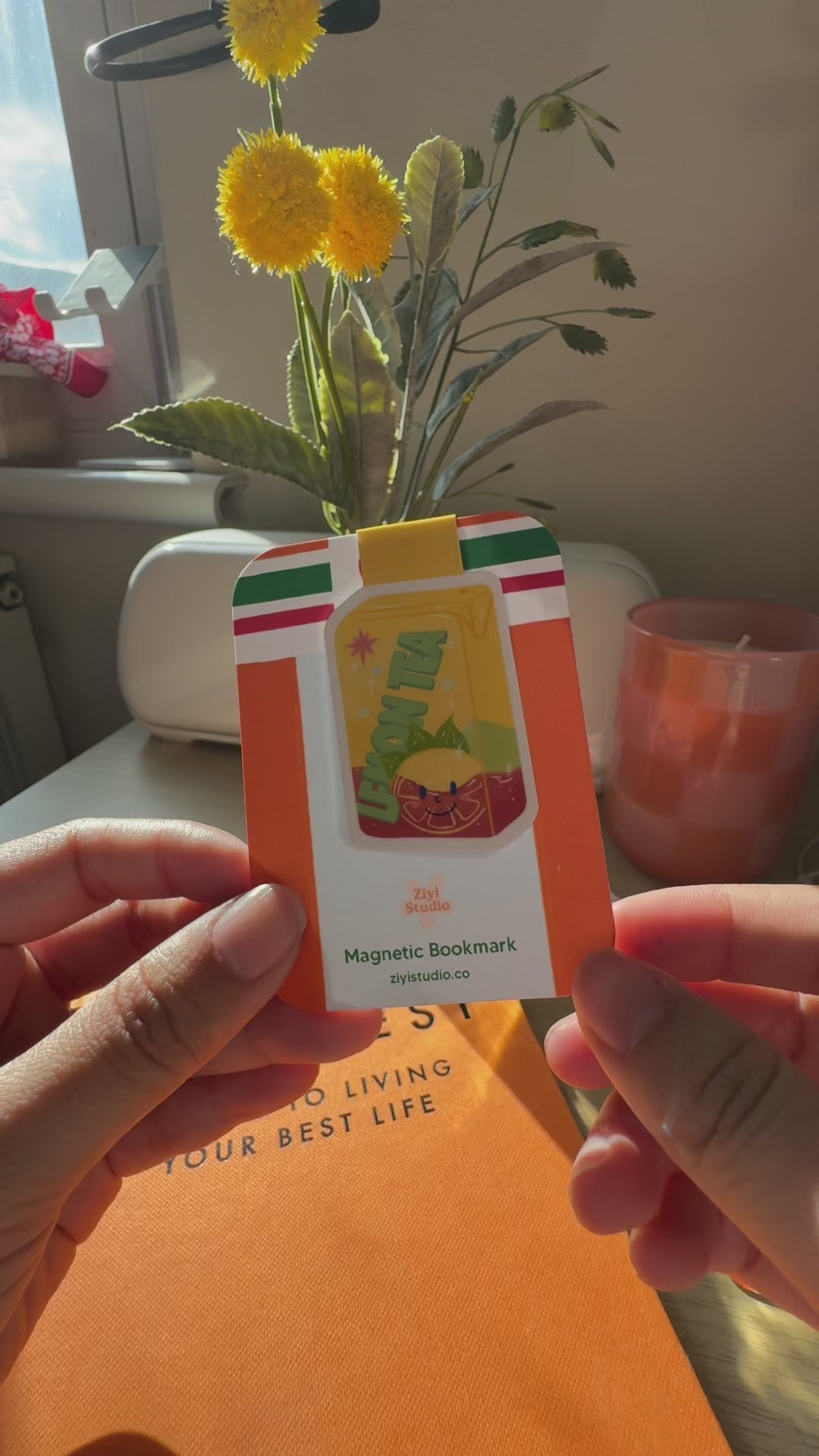 Magnetic bookmark inspired by Hong Kong’s classic lemon tea box drink. Hand-illustrated design with a matte finish, perfect for book lovers and stationery collectors.