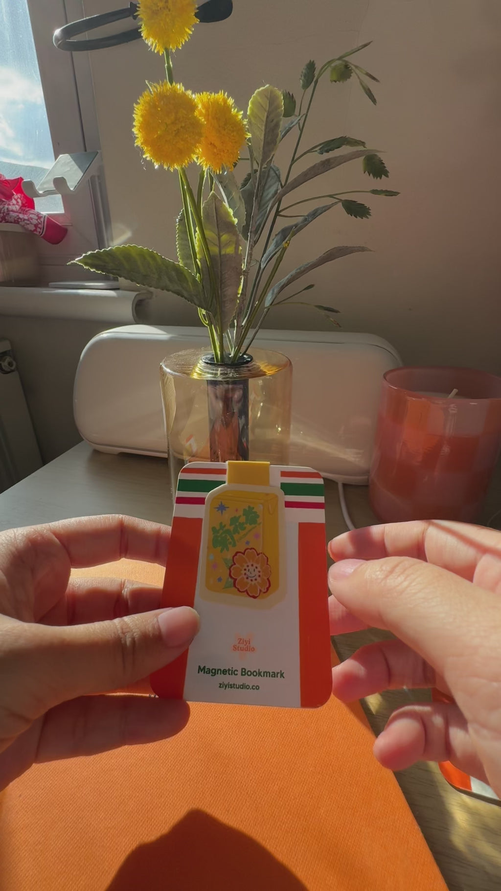 Magnetic bookmark inspired by Hong Kong’s classic chrysanthemum tea box drink. Hand-illustrated design with warm golden tones, perfect for book lovers and stationery collectors.