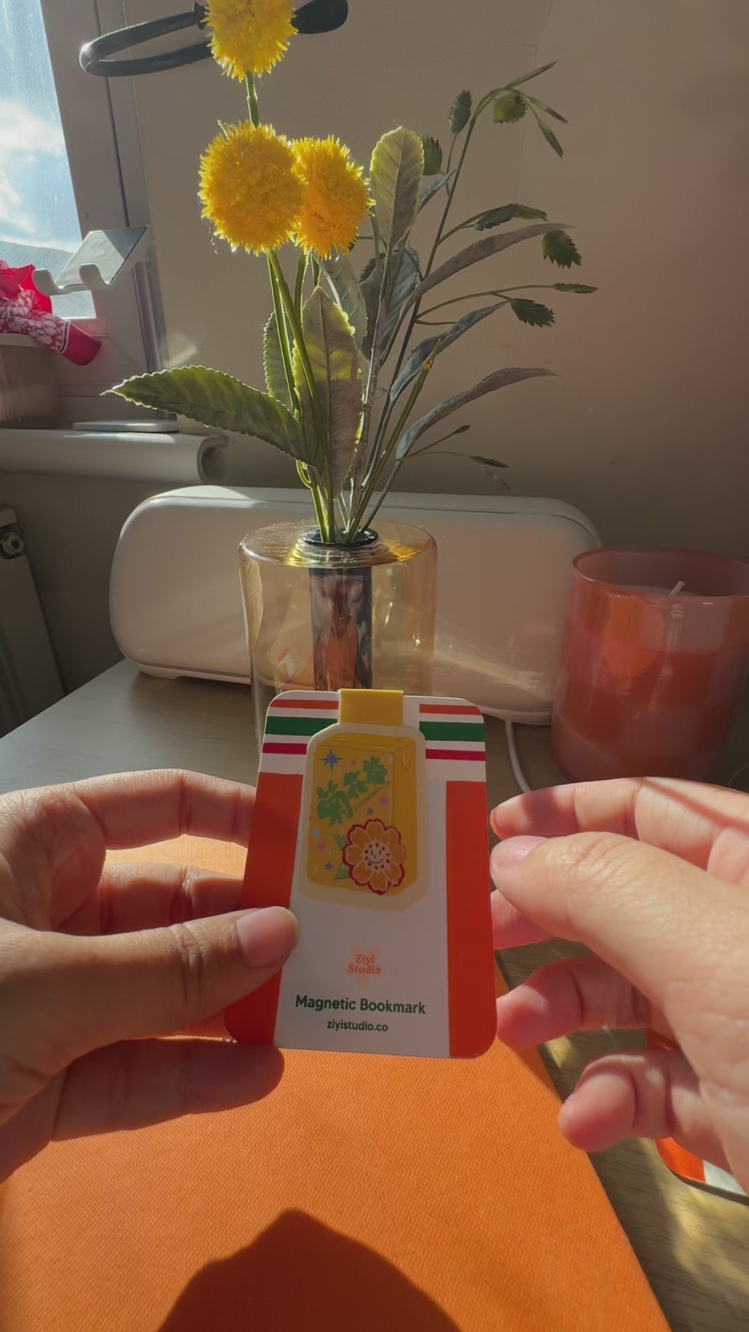 Magnetic bookmark inspired by Hong Kong’s classic chrysanthemum tea box drink. Hand-illustrated design with warm golden tones, perfect for book lovers and stationery collectors.